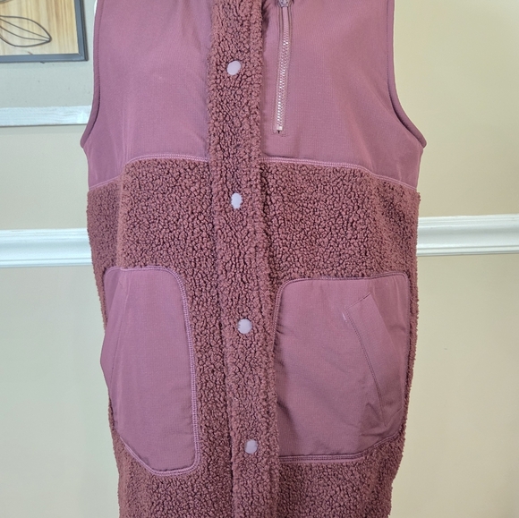Women's Burgundy Sherpa Vest - Picture 3 of 11